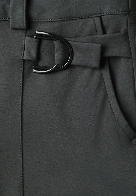 Nahaufnahme einer schwarzen Hose mit integrierter D-Ring-Gürtelschlaufe und seitlicher Tasche.