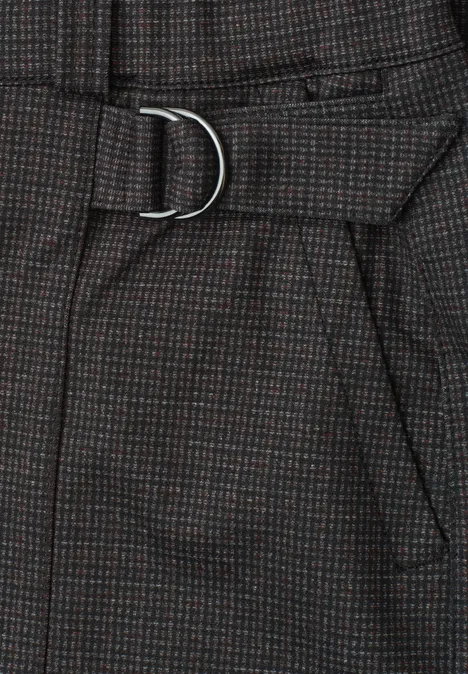 Barrel Leg Hose mit Schnallendetail black coffee Nahaufnahme eines dunkel karierten Hosenbunds mit einem silbernen D-Ring-Gürtelverschluss.