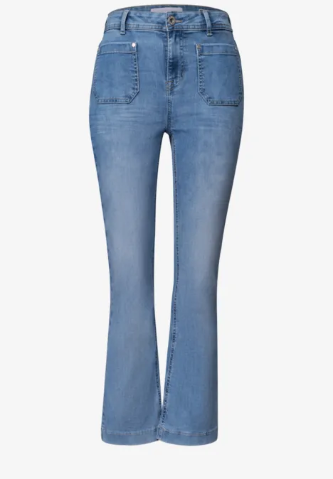 Lichtblauwe bootcut-jeans met hoge taille en opgestikte zakken.