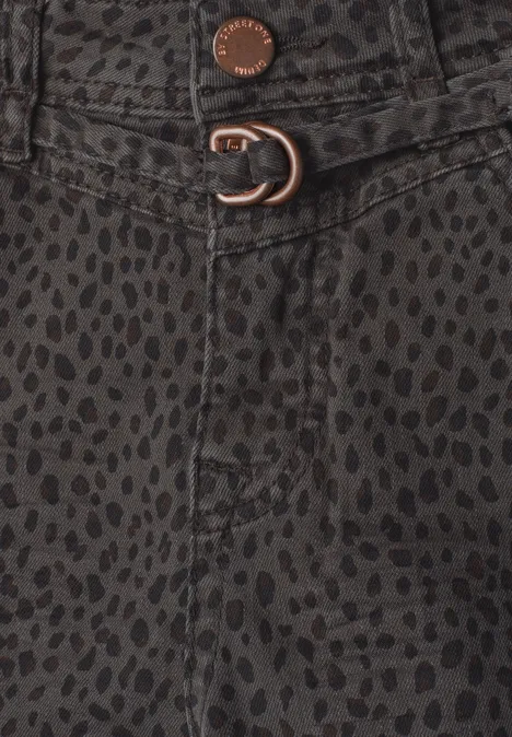 High Waist Barrel Leg Jeans im Loose Fit brown leo washed Nahaufnahme eines dunkelgrünen, gepunkteten Stoffes mit Metallknopf und D-Ring-Verschluss