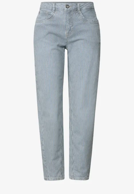 Un jean droit bleu clair à taille haute.