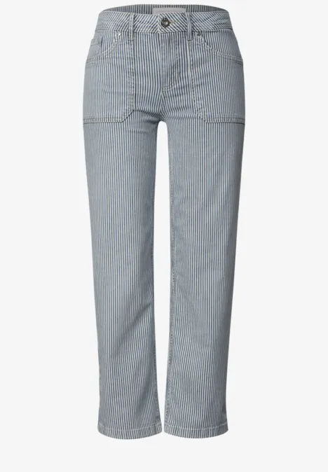Jean taille haute en denim clair, poches plaquées et coupe droite aux chevilles.