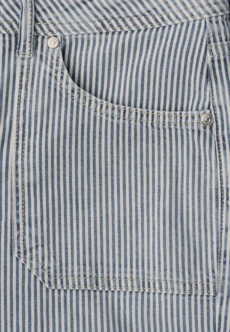 Gros plan d'un jean bleu et blanc à fines rayures avec une poche plaquée en denim.