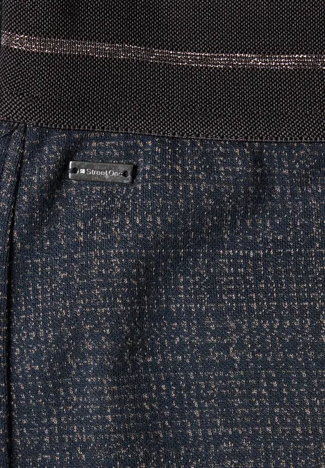 High Waist Wide Leg Hose in Strick-Optik indigo night Nahaufnahme eines Kleidungsstücks mit schwarzem Bund und dunkelblauem, gemustertem Stoff