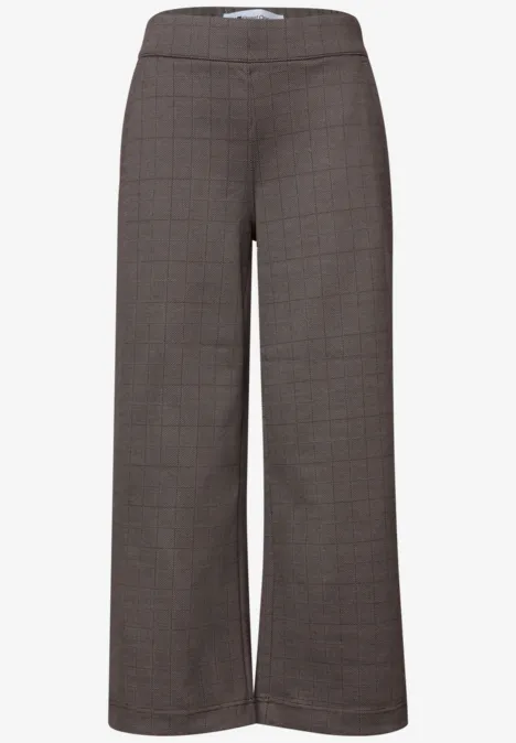 Graubraune, weit geschnittene Hose mit dezentem Karomuster.