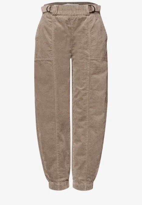 Pantalon cargo beige avec taille élastique et bas serrés.