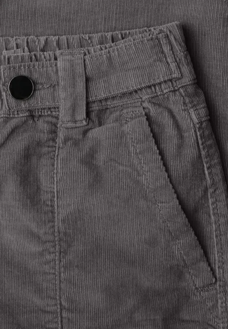 Spodnie High Waist z nogawkami typu barrel z elastycznym pas eclipse grey Zbliżenie szarych spodni sztruksowych z boczną kieszenią i wyraźną fakturą.