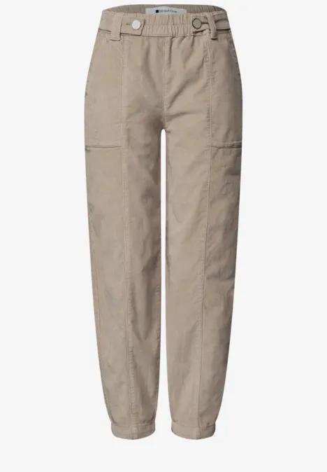 Spodnie High Waist z nogawkami typu barrel z elastycznym pas fading sand Beżowe spodnie casual z zakładkami w pasie, szlufkami na pasek i kieszeniami, luźny krój.