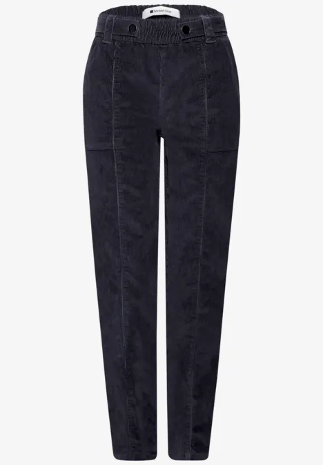 Dunkelblaue Cordhose mit tailliertem Schnitt, geradem Bein und eleganten Bügelfalten.