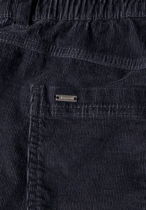 Blau-schwarze Cordhose mit Tasche und kleinem Label am Bund.