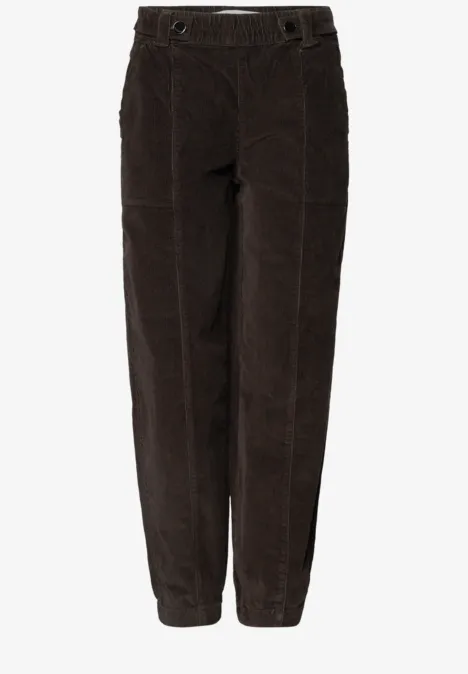 Donkerbruine corduroy broek met verstelbare taille, steekzakken en elastische boorden bij de enkels.