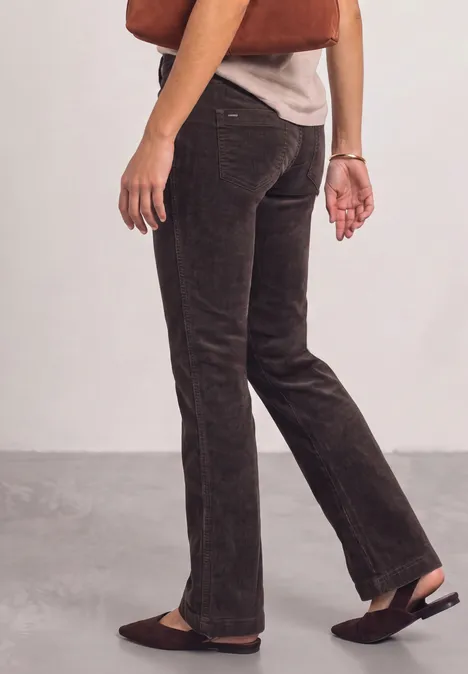 Pantalon bootcut taille haute à coupe ajustée ruby vine Seitliche Ansicht einer Person mit braunen Cordhose und passenden flachen Mokassins.