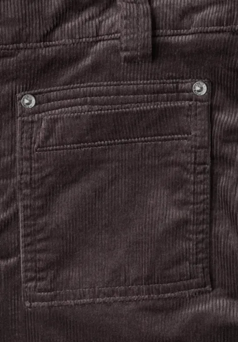 Pantalon bootcut taille haute à coupe ajustée ruby vine Braune Cordhose mit aufgesetzter Tasche und Metallösen, Nahaufnahme.