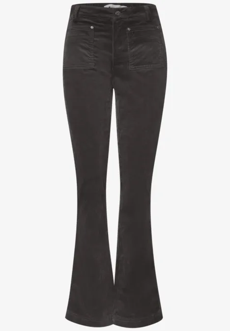 Schwarze, ausgestellte Cordhose mit hoher Taille und Gesäßtaschen.