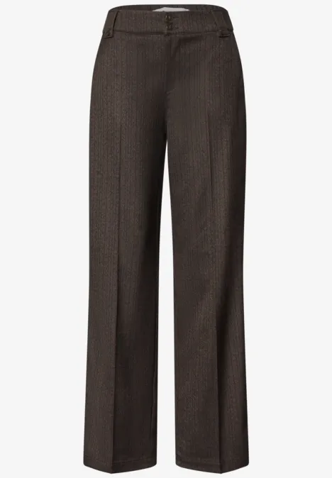 Elegante, gerade geschnittene, dunkelbraune Damenhose aus feinem Stoff mit Bügelfalten.