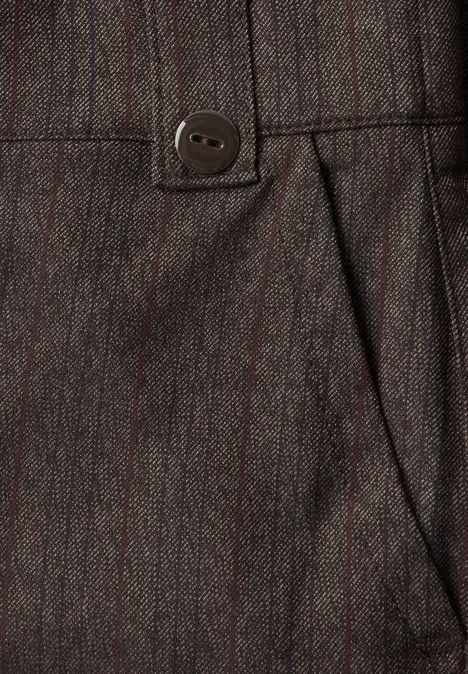 Nahaufnahme einer braunen, melierten Stoffhose mit Bund, Paspeltasche und Knopf.