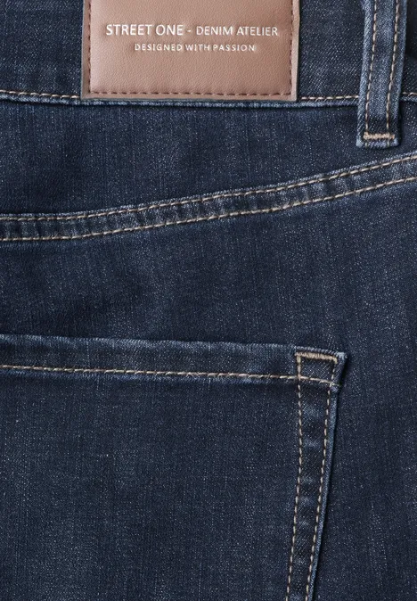 Jeans met High Waist en wijd uitlopende pijpen in een Loose Fit pasvorm Dark Blue Washed Nahaufnahme einer dunklen Jeansrückentasche mit Leder-Label 'STREET ONE Denim Artwork'.