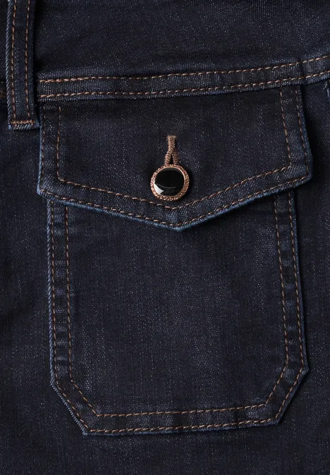 Mid Waist Straight Leg Jeans im Casual Fit Rinse Washed Dunkelblaue Jeans-Tasche mit Klappe, Metallring als Verschlussdetail und kontrastfarbener Naht.