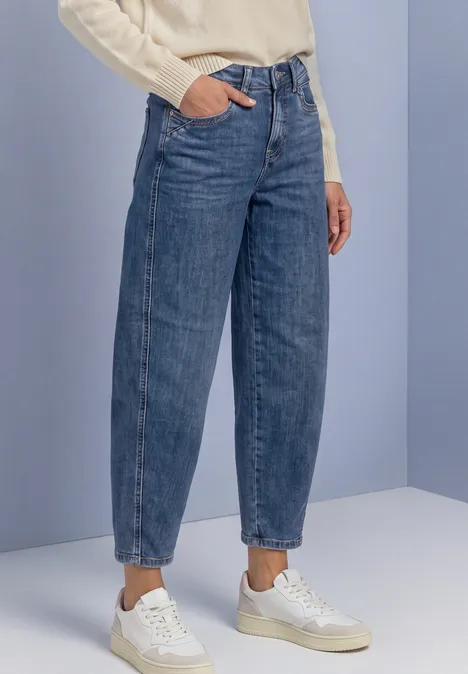 Jeans met High Waist en rechte pijpen in een Loose Fit-pasvorm Medium Blue Soft Washed Hoch taillierte, locker sitzende blaue Jeans mit schmal zulaufenden Beinen und weißen Sneakern