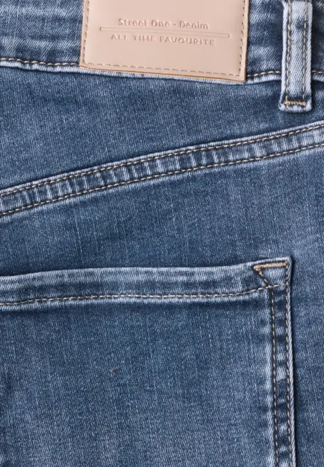 Jeans met High Waist en rechte pijpen in een Loose Fit-pasvorm Medium Blue Soft Washed Nahaufnahme einer blauen Jeans mit aufgesetzter Gesäßtasche und Lederetikett am Bund.