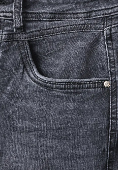 Nahaufnahme einer blauen Jeanshose mit sichtbarer Tasche, Gürtelschlaufe und Nahtdetails.