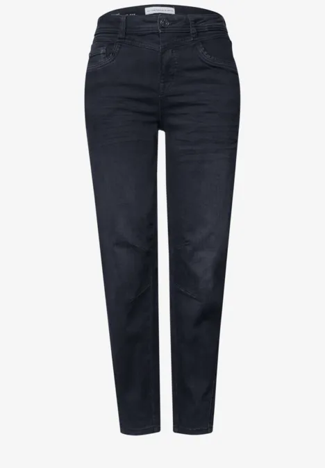 Dunkelblaue, gerade geschnittene Jeans mit hohem Bund.