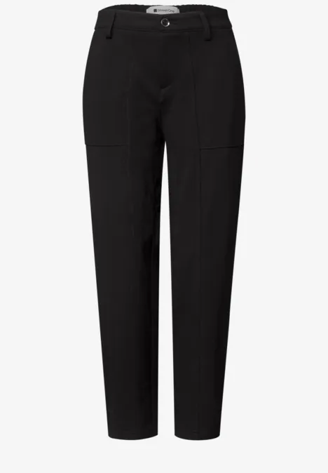 High Waist Barrel Leg Hose im Casual Fit Black Schwarze, gerade geschnittene Hose mit zwei aufgesetzten Taschen und elastischem Bund.