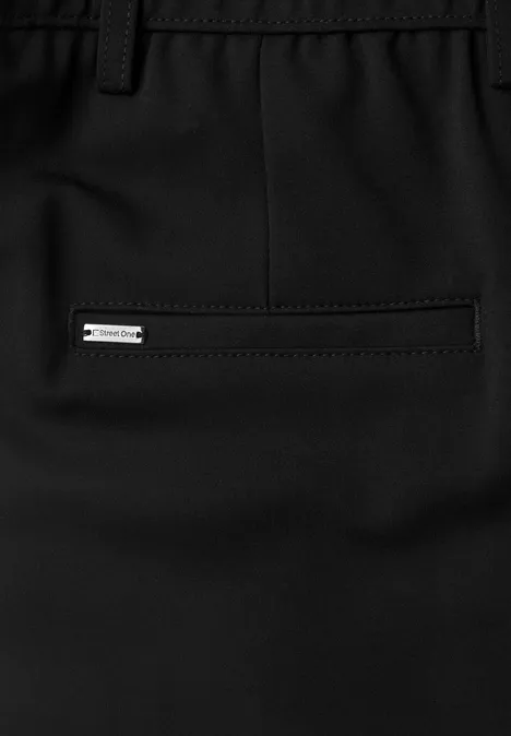 High Waist Barrel Leg Hose im Casual Fit Black Schwarze Hose mit Gesäßtasche und kleinem Metall-Logo auf der Naht.