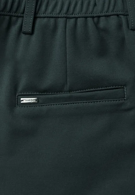 High Waist Barrel Leg Hose im Casual Fit stormy green Close-up einer dunkelgrünen Hose mit elastischem Bund, Gürtelschlaufen und seitlicher Reißverschlusstasche.