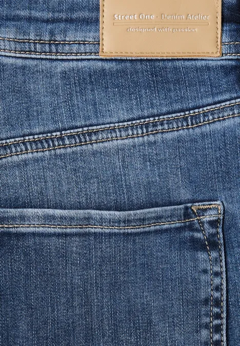 Relaxed Barrel Leg Jeans im Loose Fit Medium Blue Destory Washed Nahaufnahme blaue Jeans mit sichtbarer Gesäßtasche und markanten Nähten.