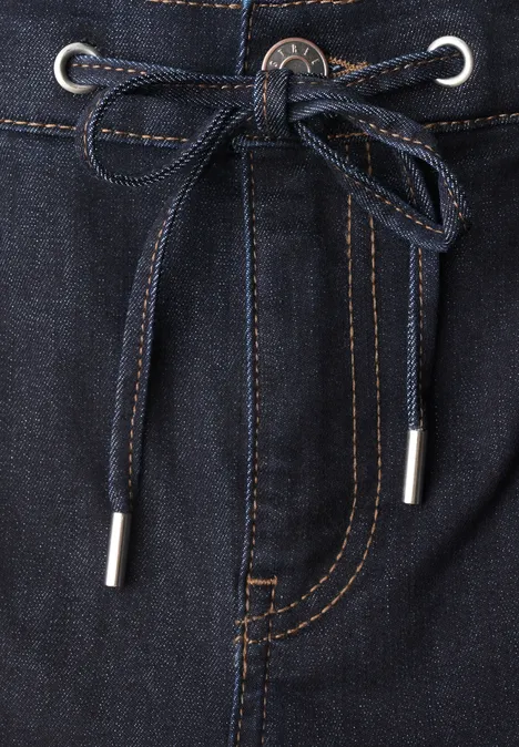 Dunkelblaue Jeans mit Tunnelzug und Schnürband am Bund.
