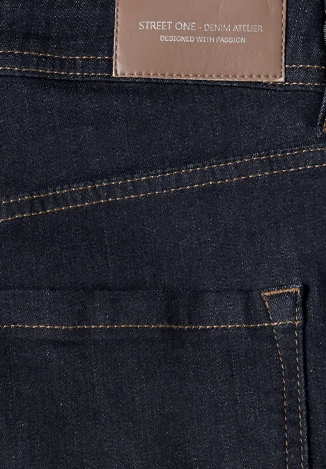Wide Leg Jeans mit details am Bund Rinse Washed Nahaufnahme einer dunkelblauen Jeans mit kontrastfarbigen Nähten und Lederlabel.