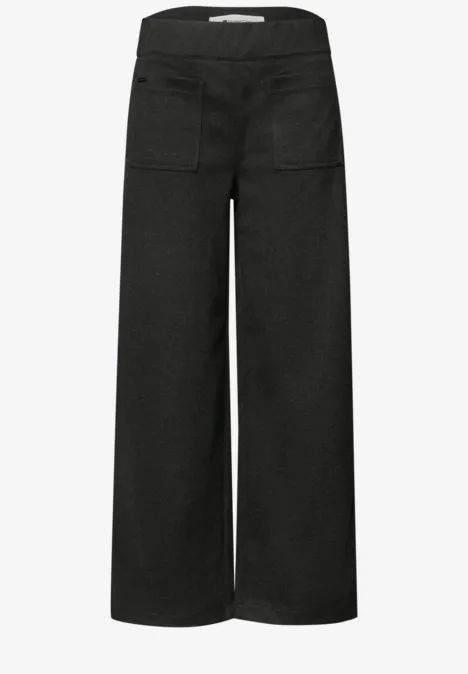 Schwarze, weite Damenhose mit hoher Taille und aufgesetzten Taschen.