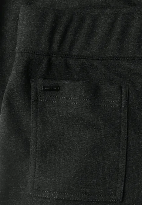 Schwarze Stoffhose mit aufgesetzter Tasche und dezentem Markenlabel.