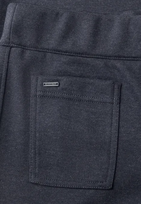 Dunkelgrauer Stoff mit eckiger Gesäßtasche und elastischem Bund.