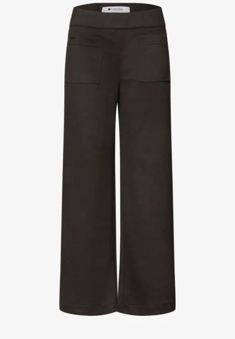 Schwarze weite Hose mit geradem Bein und hohem Bund.