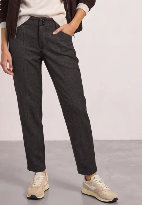 High Waist Tapered Leg Hose im Casual Fit black coffee Dunkelgraue, gerade Hose aus Tweed-Optik, kombiniert mit hellen Sneakern.