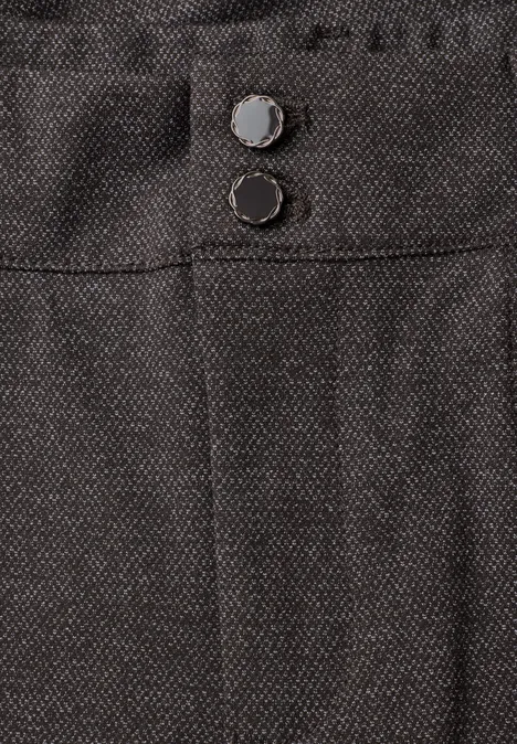 High Waist Tapered Leg Hose im Casual Fit black coffee Detail einer dunklen Stoffhose mit zwei sichtbaren Knöpfen am Bund.