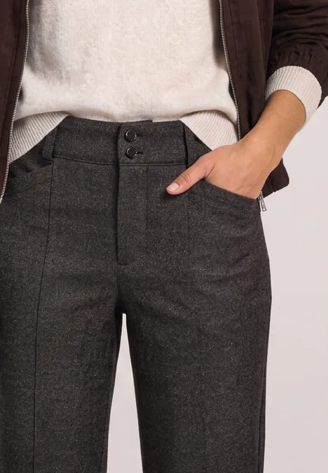 High Waist Tapered Leg Hose im Casual Fit black coffee Hoch taillierte anthrazitgraue Damenhose mit feinem Strukturmuster, Hand steckt locker in der Tasche.