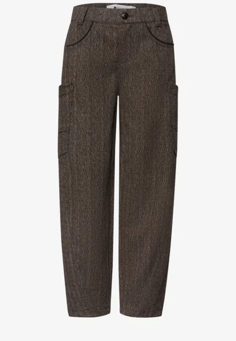 Bruine unisex broek met rechte pijpen, zijzakken en een grofgeweven structuur.