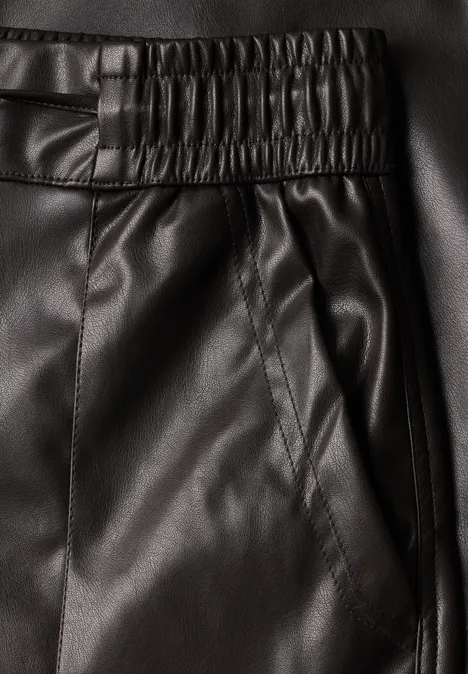 Straight Leg Hose in Leder-Optik black coffee Nahaufnahme schwarzer Lederhose mit elastischem Bund und seitlicher Eingriffstasche