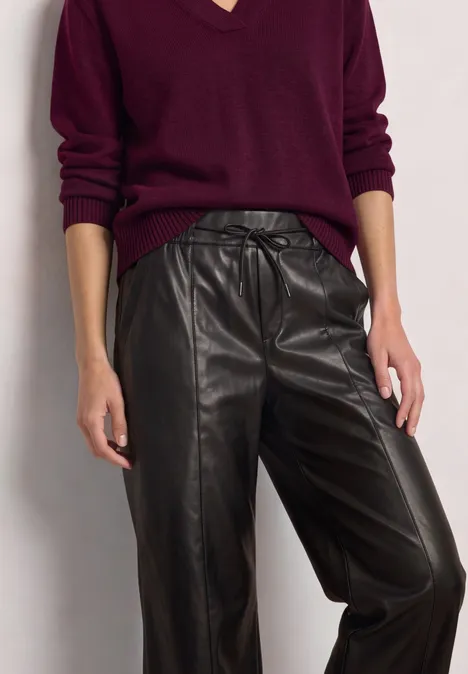 Straight Leg Hose in Leder-Optik black coffee Person trägt kastanienroten V-Ausschnitt-Pullover und schwarze Lederhose.