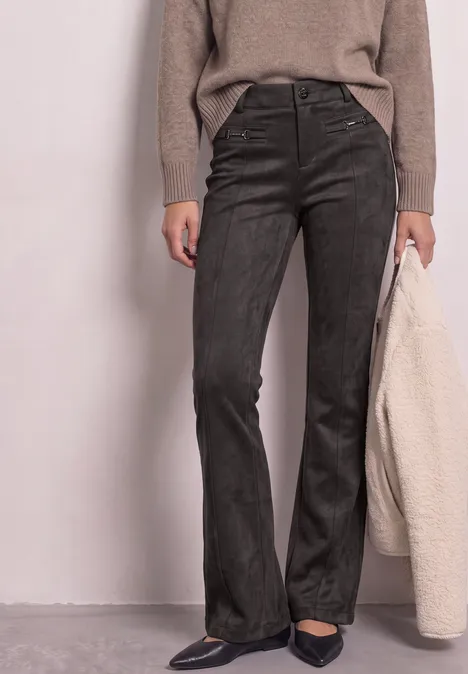 Bootcut Velourshose im Slim Fit black coffee Frau trägt graue Schlaghose, beige Pullover und hält hellen Mantel.