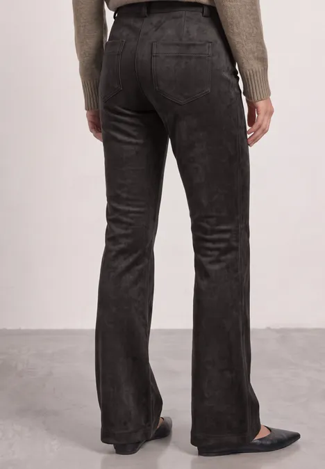 Bootcut Velourshose im Slim Fit black coffee Rückansicht einer Person in schwarzen, ausgestellten Hosen vor neutralem Hintergrund.