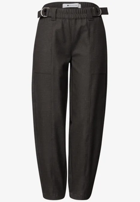 Dunkelgraue Bundfaltenhose mit elastischem Gürtelbund, lockere, leicht zulaufende Passform.