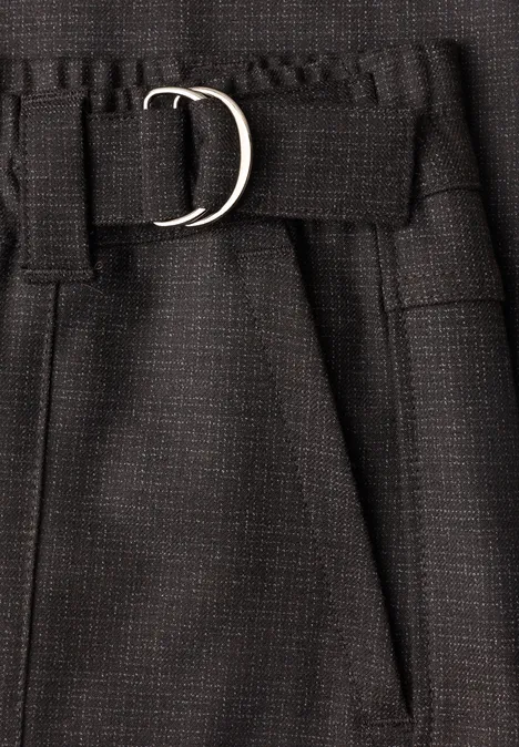 Schwarze Hose mit D-Ring-Gürtel und feiner Struktur