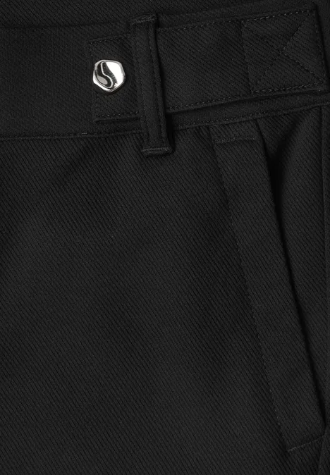 High Waist Wide Leg Hose im Casual Fit Black Nahaufnahme einer schwarzen Hose mit Textur, Gürtelschlaufen, seitlicher Tasche und metallischem Knopf mit Logo.