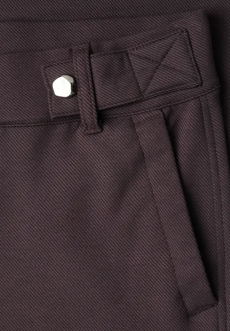 High Waist Wide Leg Hose im Casual Fit ruby vine Nahaufnahme einer braunen Hose mit Bund, Gürtelschlaufe, Eingrifftasche und silbernem Knopf.