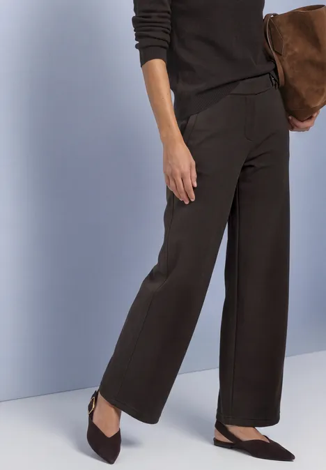 High Waist Wide Leg Hose im Casual Fit black coffee Weite, dunkelbraune Hose mit spitzen Slingback-Pumps, dazu eine braune Tasche
