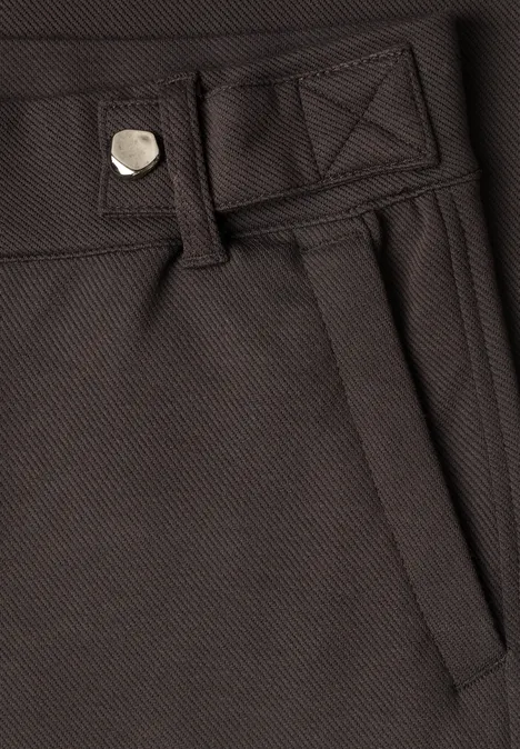 High Waist Wide Leg Hose im Casual Fit black coffee Nahaufnahme einer dunkelbraunen Hose mit Gürtelschlaufe, Taschenöffnung und Nähten.